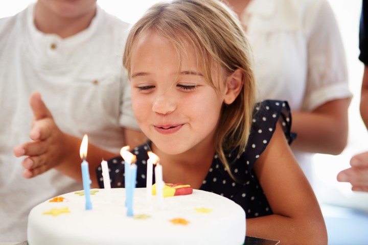 petite fille et son gâteau d'aiiniversaire