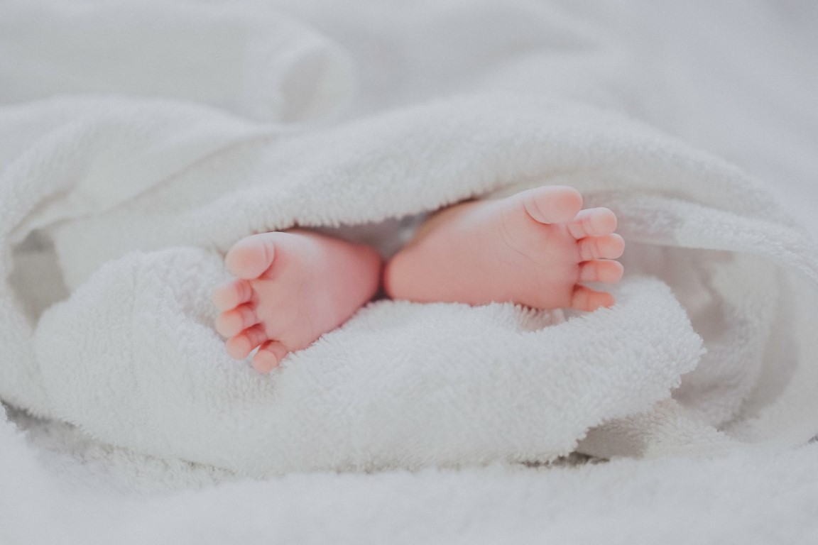 pieds de bébé qui vient d'arriver