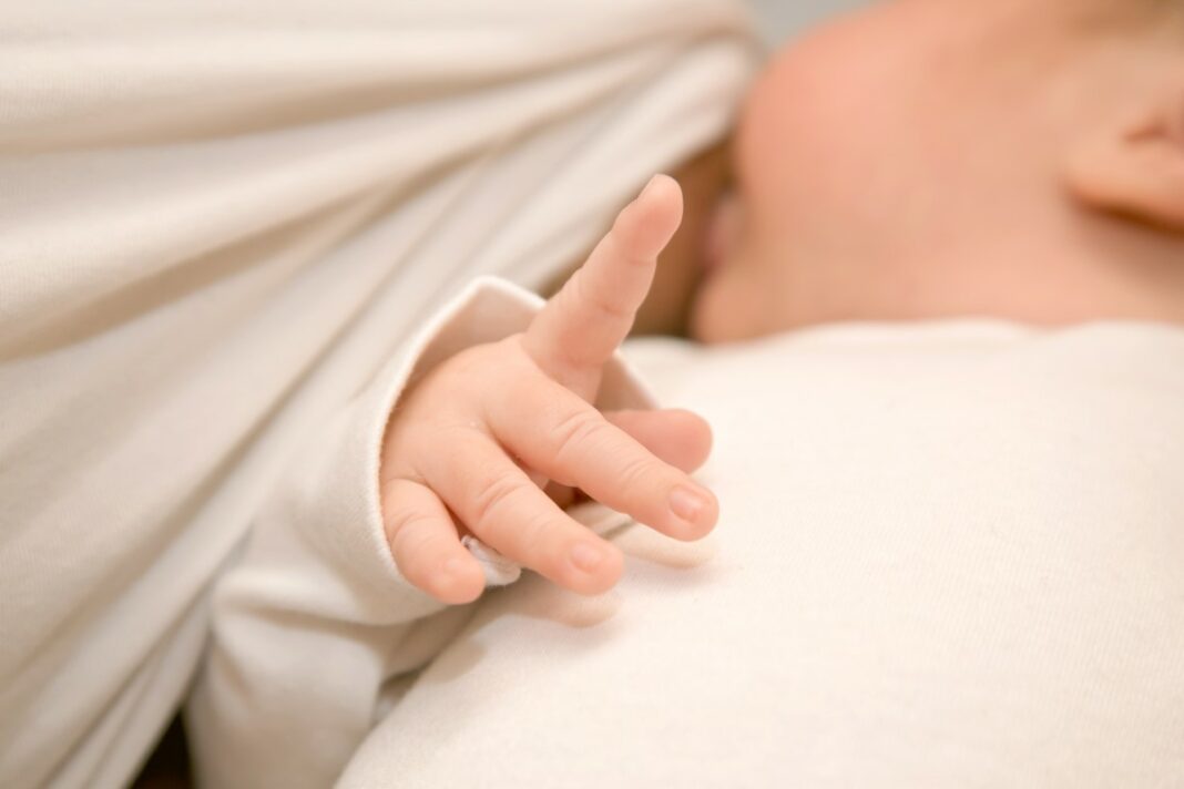 Comment célébrer l’arrivée d’une petite fille : idées cadeaux et attentions touchantes