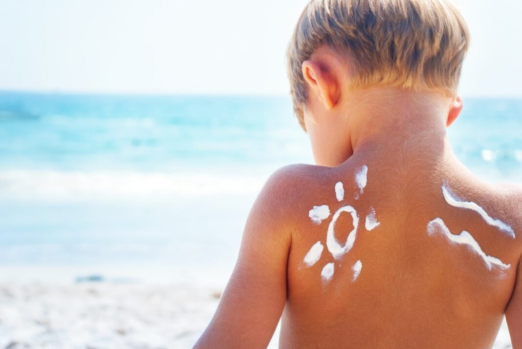 Protéger ses enfants du soleil cet été