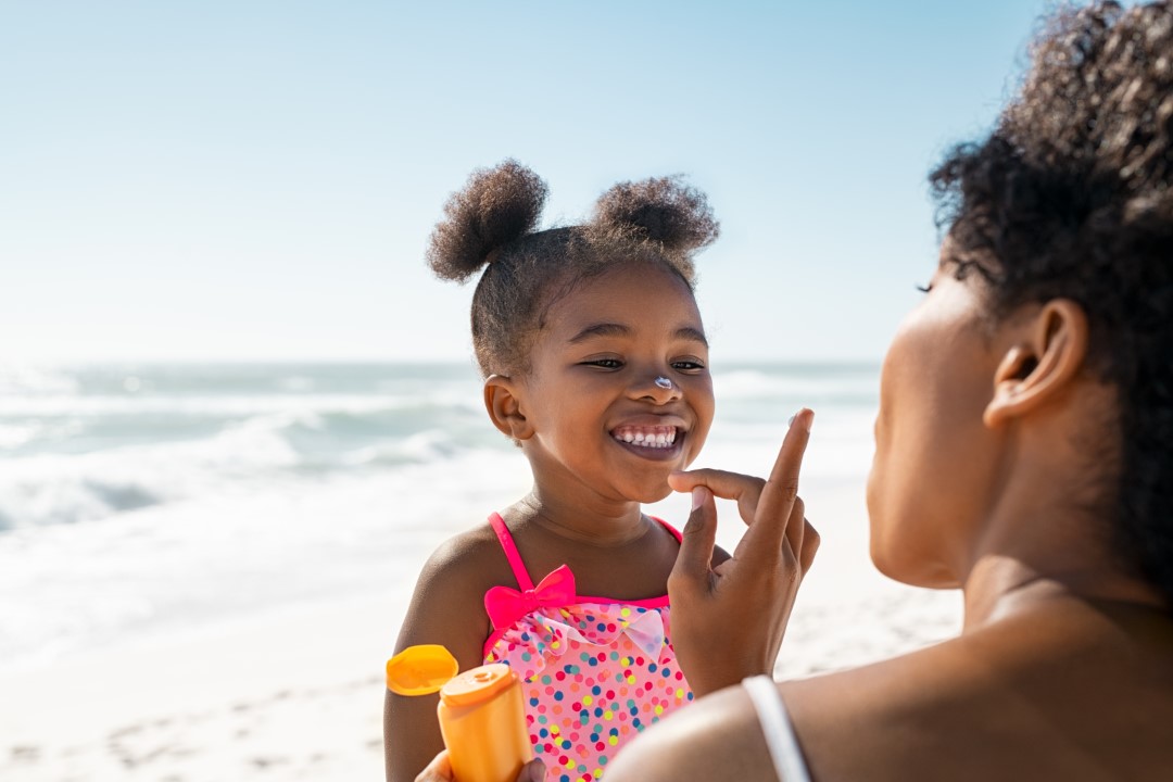 Protéger ses enfants du soleil cet été