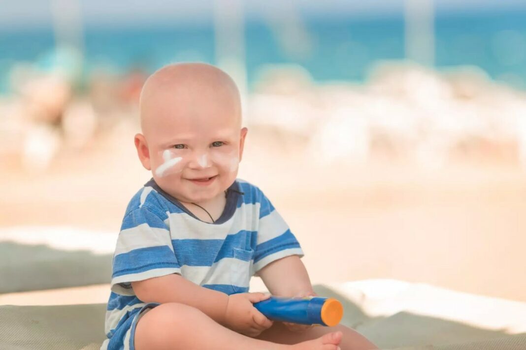 Bien choisir la crème solaire de votre bébé